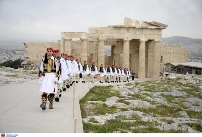 25η Μαρτίου: Η έπαρση της σημαίας στον Ιερό Βράχο της Ακρόπολης μέσα από 10 εικόνες