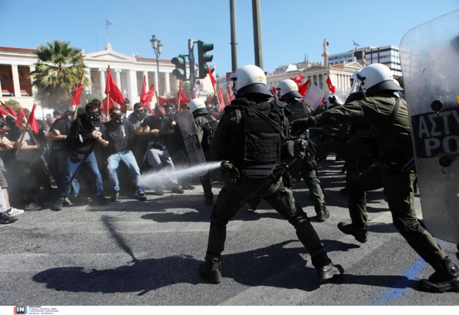 Ένταση και χημικά στα Προπύλαια, στο πανεκπαιδευτικό συλλαλητήριο- Αποκαλυπτικό βίντεο, πώς ξεκίνησαν τα επεισόδια [εικόνες]