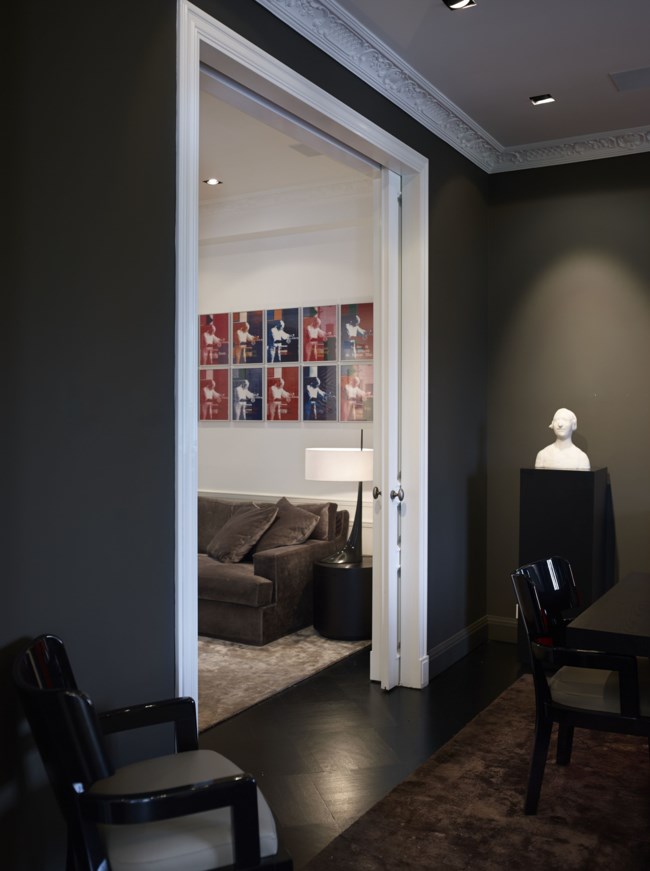 Αστική αισθητική: Το διαμέρισμα της δεκαετίας του ’50 που αναδιαμορφώθηκε πλήρως - Με θέα τον Εθνικό Κήπο