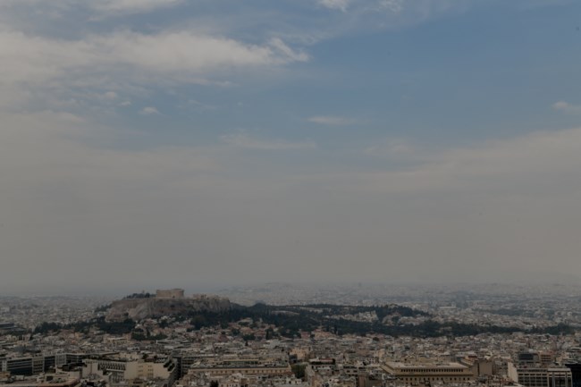 Φωτιά στον Σχίνο: Σύννεφο πυκνού καπνού και στάχτης σκέπασε όλη την Αθήνα [Εικόνες]