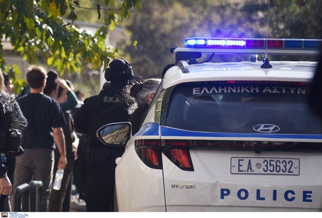 Στην Ευελπίδων ο Νίκος Ρωμανός κάτω από δρακόντεια μέτρα ασφαλείας – Συγκέντρωση συμπαράστασης από αλληλέγγυους