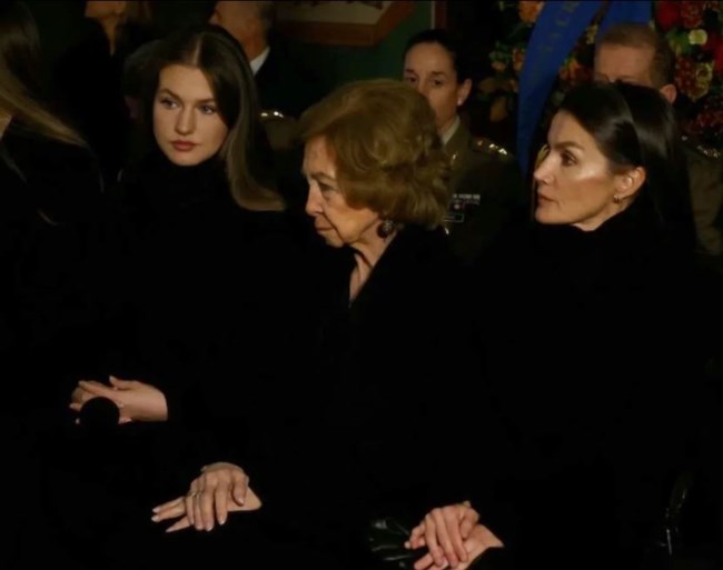 Τελευταίο "αντίο" στην πριγκίπισσα Ειρήνη: Τα χειροκροτήματα στην Σοφία και η συγκίνηση της βασιλικής οικογένειας [εικόνες]