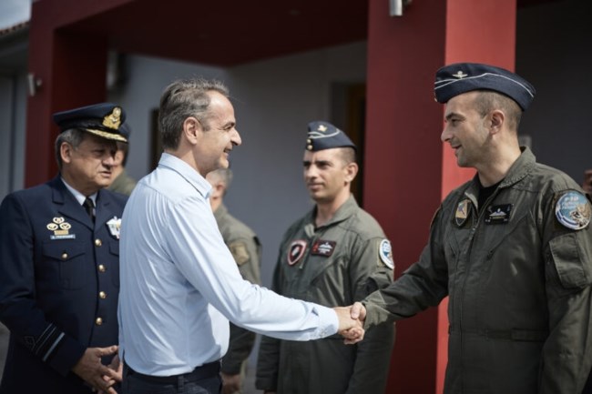 Στην 111 Πτέρυγα Μάχης ο Μητσοτάκης όπου υπηρέτησε πριν 33 χρόνια: Το δώρο των πιλότων και η πρόσκληση για πτήση με μαχητικό