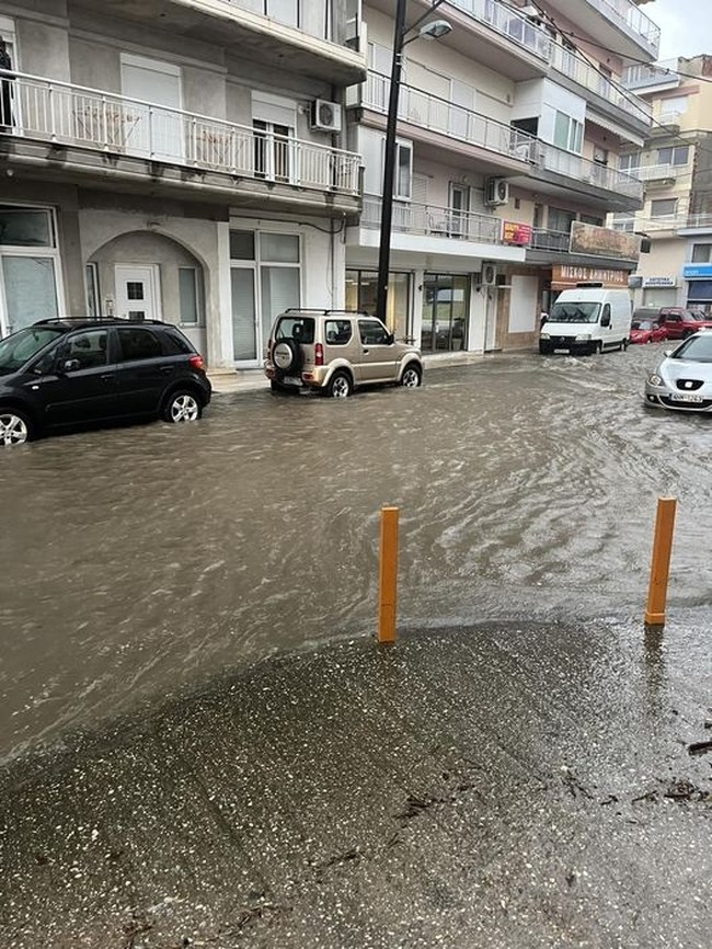 Πέλλα: Σφοδρή κακοκαιρία έπληξε την Αριδαία - Πλημμύρισαν δρόμοι, κλειστά τα σχολεία την Τρίτη [Εικόνες - Βίντεο]