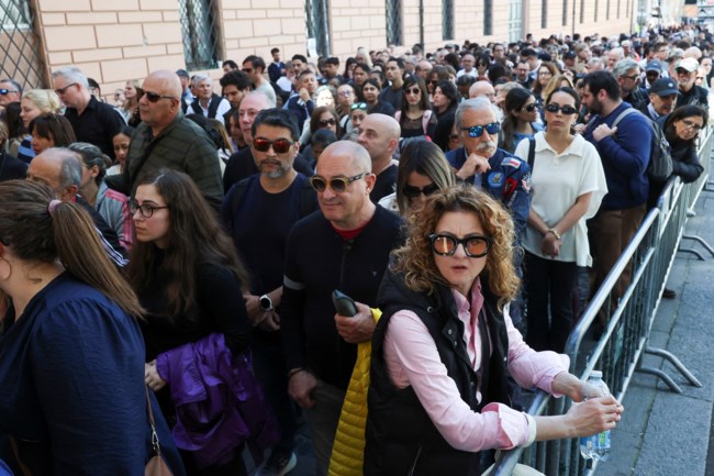 61.000 πιστοί στον Άγιο Πέτρο για τον πάπα Φραγκίσκο - Η πομπή μετά την κηδεία, οι άστεγοι και οι φτωχοί που θα περιμένουν το φέρετρο