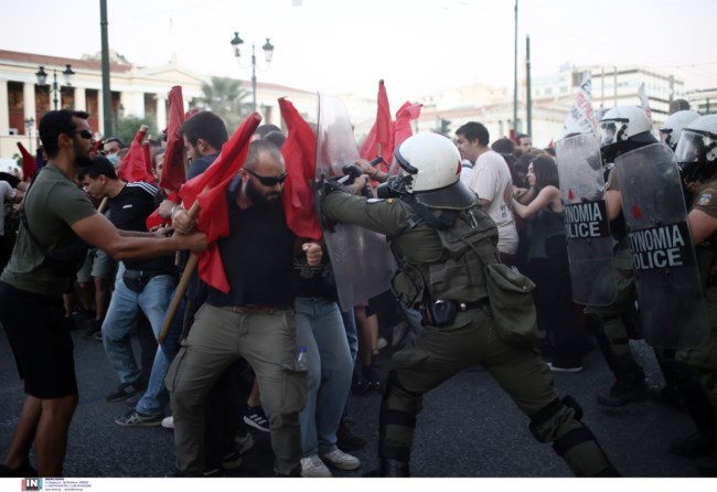 Προπύλαια: Επεισόδια ανάμεσα σε φοιτητές και Αστυνομία - Ξύλο και χημικά [Εικόνες - Βίντεο]