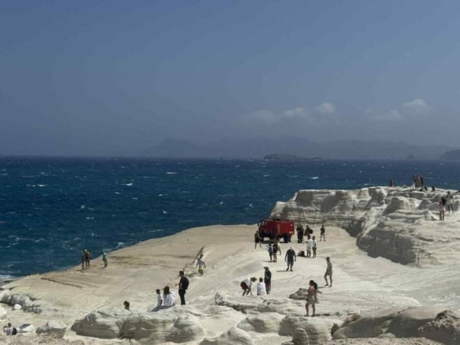 Τραγωδία με δύο νεκρούς από πνιγμό στη Μήλο: Ο αέρας παρέσυρε γυναίκα, ο σύντροφός της έπεσε στη θάλασσα να τη σώσει