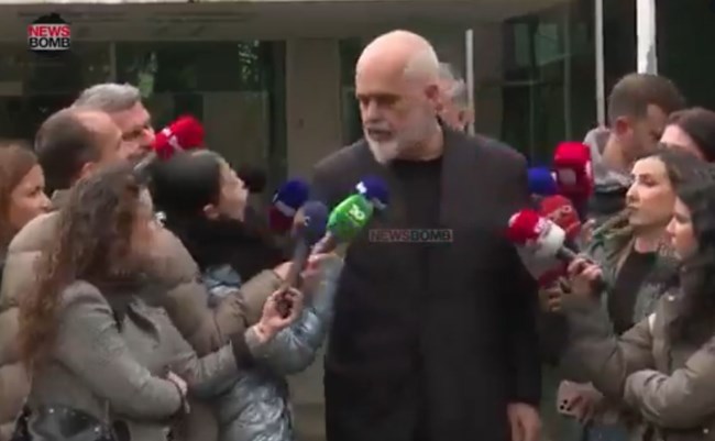 Σάλος στην Αλβανία: Ο Ράμα έσπρωξε στο πρόσωπο γυναίκα δημοσιογράφο - Η απάντηση για το "φιλικό αντίο" [βίντεο]