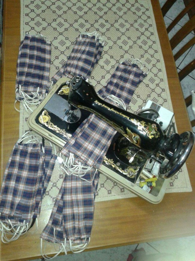 Κορονοϊός: 35 "χρυσοχέρες" απο τη Χίο ράβουν και μοιράζουν δωρεάν μάσκες