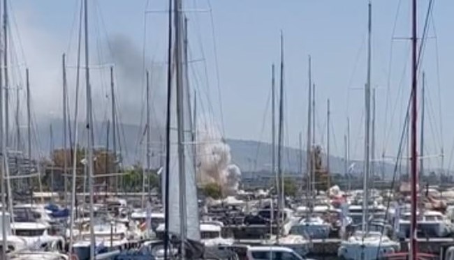 Συναγερμός στην Πυροσβεστική: Ξέσπασε φωτιά στη Μαρίνα Αλίμου