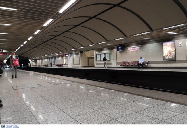 Αδεια η Αθήνα, "έρημο" το μετρό λόγω του κορονοϊού - Εικόνες