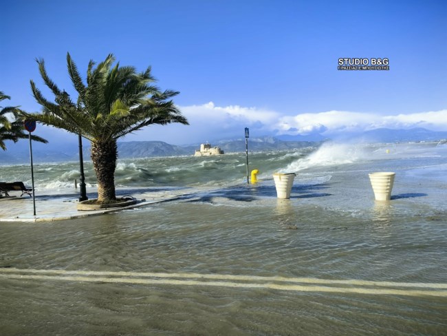 Η θάλασσα βγήκε έξω στο Ναύπλιο - Πρωτόγνωρη κατάσταση στην πόλη - Πλημμύρισαν δρόμοι, έπεσαν δέντρα [βίντεο]