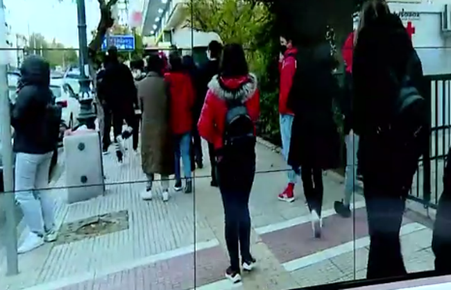 Κορονοϊός: Ατέλειωτες ουρές για τεστ μετά το "τσουνάμι" κρουσμάτων - Αναμονή ακόμη και 4 ωρών [βίντεο]