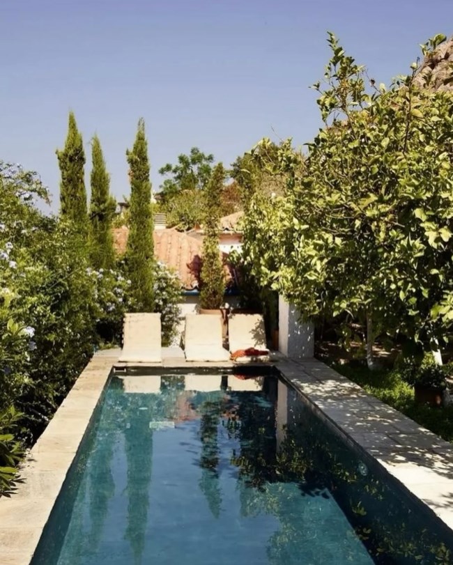 Μπραντ Πιτ: Σε αυτό το εντυπωσιακό αρχοντικό μένει στην Ύδρα - Ποιος διάσημος Έλληνας τον φιλοξενεί