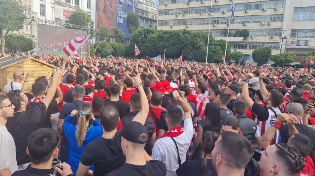 Τελικός Conference League: "Βουλιάζει" ο Πειραιάς από χιλιάδες ερυθρόλευκους οπαδούς μπροστά σε γιγαντοοθόνες
