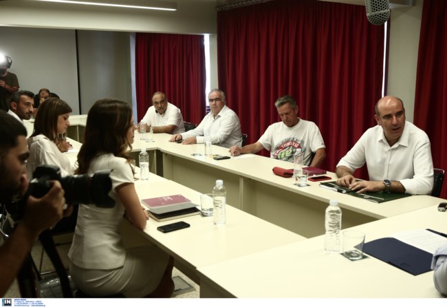 Τσίπρας: Ο Μητσοτάκης πουλάει ηλιοβασιλέματα, την ώρα που ο τουρισμός μπαίνει σε πολύ βαθύ σκοτάδι