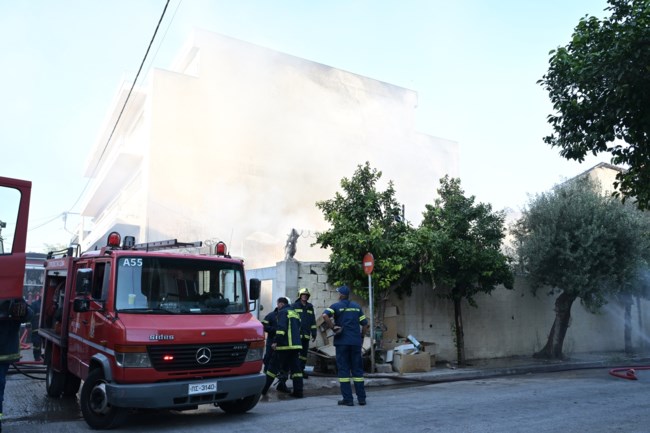 Φωτιά σε επιχείρηση στου Ρέντη - Ισχυρές δυνάμεις της Πυροσβεστικής [βίντεο]