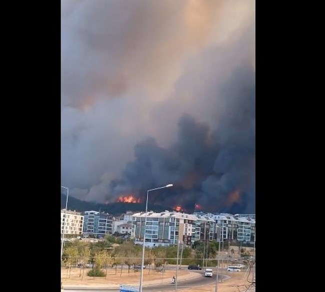 Τουρκία: Μεγάλη φωτιά στα Δαρδανέλλια - Εκκενώνονται οικισμοί
