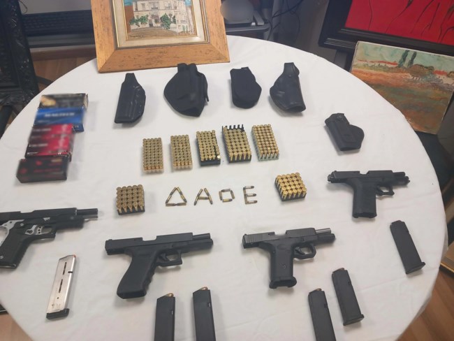 "Καλλιτέχνες" στην απάτη: 481 πλαστοί πίνακες γνωστών ζωγράφων - Συνελήφθη δικηγόρος, κατασχέθηκαν όπλα [εικόνες - βίντεο]