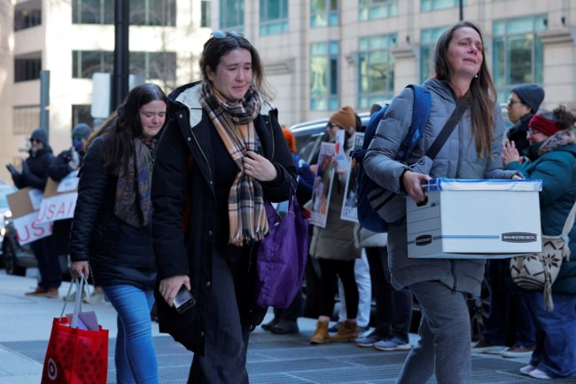 Η USAID απολύει ή θέτει σε διοικητική αργία σχεδόν όλους τους εργαζομένους της