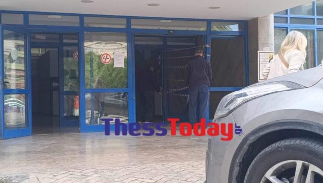 Θεσσαλονίκη: Οδηγός καρφώθηκε στην είσοδο του Ιπποκράτειου Νοσοκομείου [εικόνες]