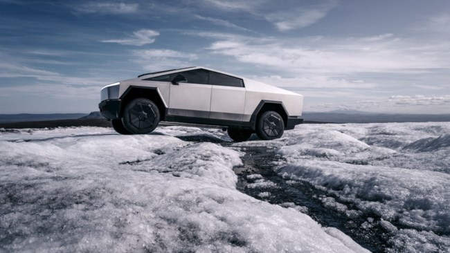 O Ίλον Μασκ παρέδωσε τα πρώτα Tesla Cybertruck- Το απίθανο βίντεο στο οποίο κερδίζουν σε ταχύτητα την Porsche