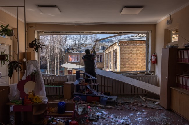 Πόλεμος Ουκρανία: Απόγνωση και φόβος για τα παιδιά του Κιέβου, μετά τον βομβαρδισμό σχολείου