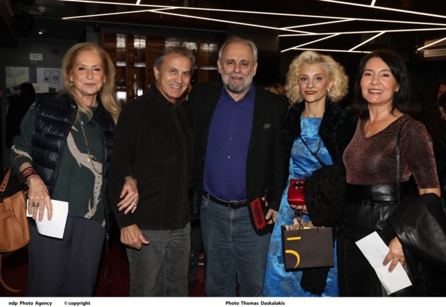 Γιώργος και Άννα Νταλάρα: Χαμογελαστοί σε θεατρική βραδιά