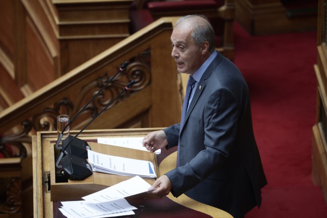 Χαμός στη Βουλή με Βελόπουλο: "Ο Σαράκης πήρε 30 εκατ. από τις ΗΠΑ για τη Novartis"- Η αντίδραση του ανεξάρτητου βουλευτή