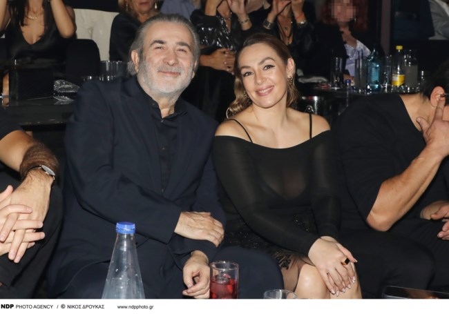 Λάκης Λαζόπουλος: Με εντυπωσιακή συντροφιά σε νυχτερινό μαγαζί - Η γοητευτική γυναίκα με το σιθρού τοπ και το μίνι