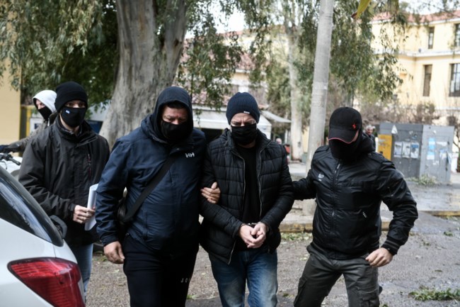 Αμίλητος ο Δημήτρης Λιγνάδης: Καρέ - καρέ η μεταγωγή και η αποχώρηση από την Ευελπίδων [Εικόνες - Βίντεο]
