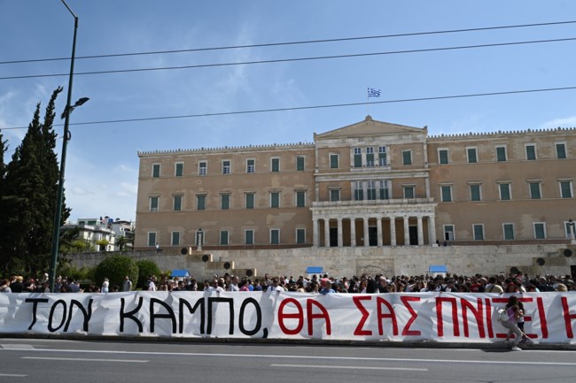 "Πνίξατε τον κάμπο, θα σας πνίξει η οργή μας": Συγκέντρωση διαμαρτυρίας στο Σύνταγμα από συγγενείς πλημμυροπαθών