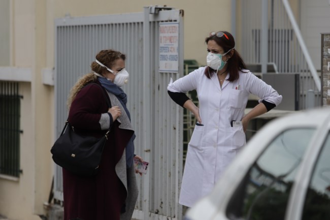 Για πρώτη φορά θυμωμένος ο Τσιόδρας: Για τα κρούσματα σε δύο κλινικές- Στο Περιστέρι και στα Νότια Προάστια