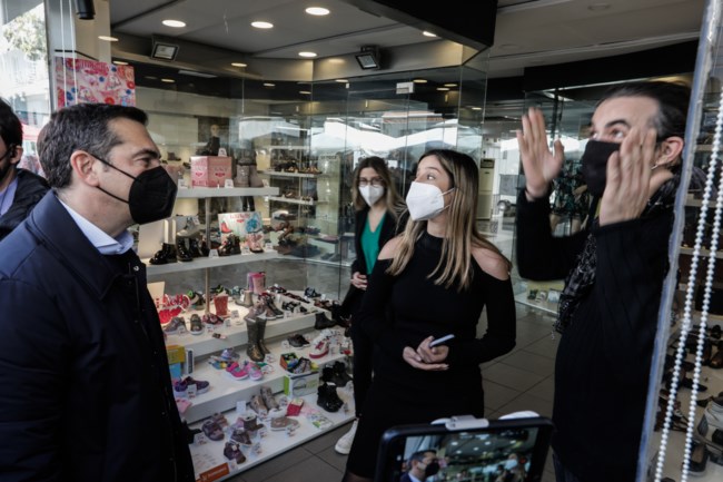 Περιοδεία Τσίπρα στο Αιγάλεω: Αργά ανακάλυψε ο Μητσοτάκης την ακρίβεια που μαστίζει τους πολίτες