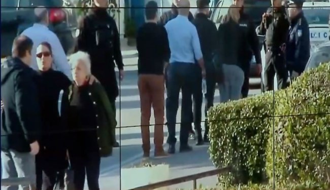 Γλυφάδα: Η Δέσποινα Καρνέση, η αδελφή που γλίτωσε, αρνείται προς το παρόν να δώσει κατάθεση για το τριπλό φονικό
