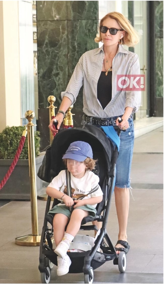 Τζένη Μπαλατσινού: Η βόλτα στην Αθήνα με τον Παναγιώτη Αντώνιο και ο τρόπος που συνδύασε την χαμηλόμεση τζιν βερμούδα της