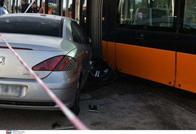 Παλαιό Φάληρο: Το ΙΧ παρέσυρε τη γυναίκα και μετά έπεσε με φόρα πάνω στο τραμ- Ανασύρθηκε νεκρή [βίντεο]