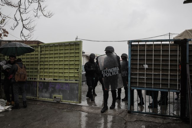 Επιχείρηση εκκένωσης της δομής φιλοξενίας μεταναστών στον Ελαιώνα από την αστυνομία-  Συνελήφθησαν δύο άτομα [Εικόνες]