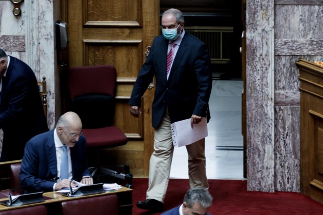 Αγνώριστος ο Κώστας Καραμανλής στη Βουλή- Αφησε μούσι και φορούσε μάσκα μέσα στην αίθουσα! [Εικόνες]