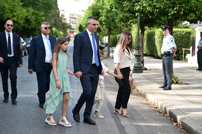 Ορκωμοσία νέων υπουργών: Τα χαμόγελα και τα ευτράπελα - Τράκαραν δύο υφυπουργοί [εικόνες-βίντεο]