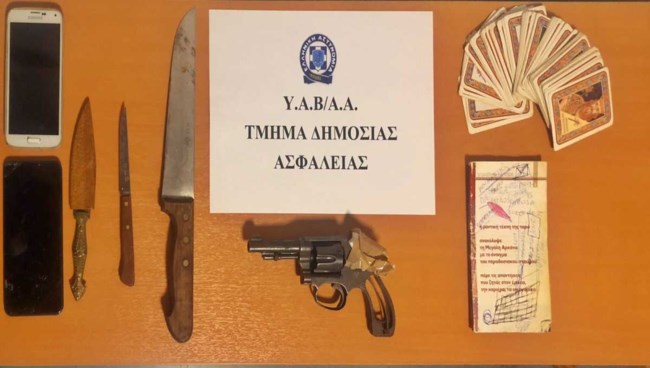 Χαλάνδρι: Μαχαίρια, ξίφος, περίστροφο και... κάρτες ταρώ είχε μαζί της η Αλβανίδα εικαστικός που πυροβόλησε τον γιατρό
