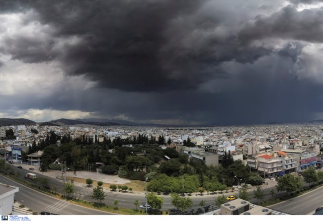 Εντυπωσιακό: Καταιγιδοφόρο νέφος ύψους 10 χιλιομέτρων πίσω από την καταιγίδα στην Αττική