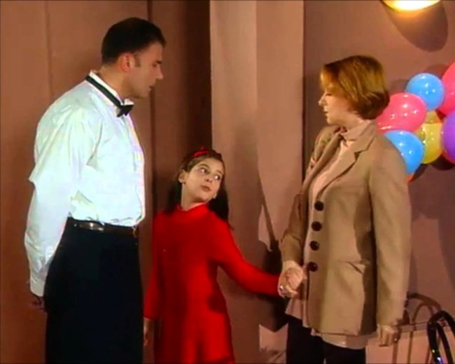 Throwback: Οταν η κόρη του Γιάννη Μπέζου, Ηρώ, έπαιξε στο "Εκείνες & Εγώ" - Μικρό κοριτσάκι [βίντεο]