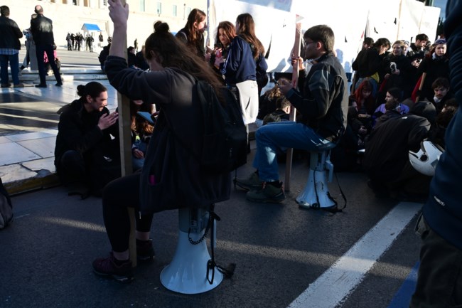 Πανεκπαιδευτικό Συλλαλητήριο: Έξω από τη Βουλή παραμένουν οι φοιτητικοί σύλλογοι