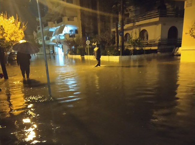 "Βούλιαξε" το Μεσολόγγι: Πλημμύρισαν δεκάδες σπίτια και καταστήματα - Απεγκλωβίστηκαν 24 άτομα [Εικόνες]
