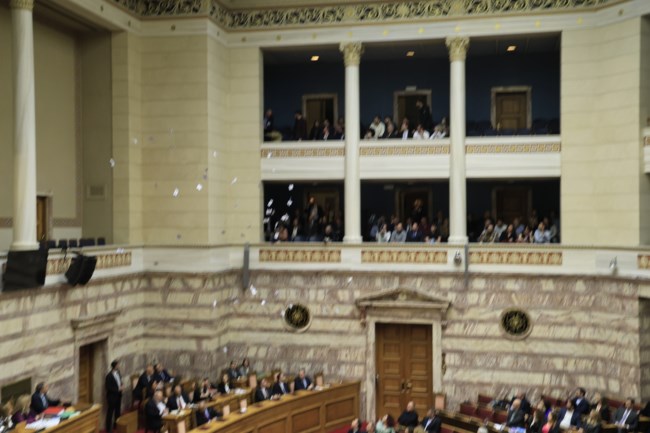 Βουλή: Νεαρά μέλη της Νέας Αριστεράς πέταξαν τρικάκια από τα θεωρεία πριν ξεκινήσει η ομιλία Μητσοτάκη - "Φύγετε τώρα" [εικόνες - βίντεο]