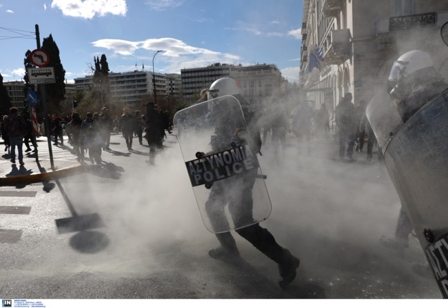 Τέμπη: Βίντεο με τις επιθέσεις των ΜΑΤ κατά διαδηλωτών - Πέτρες και χημικά