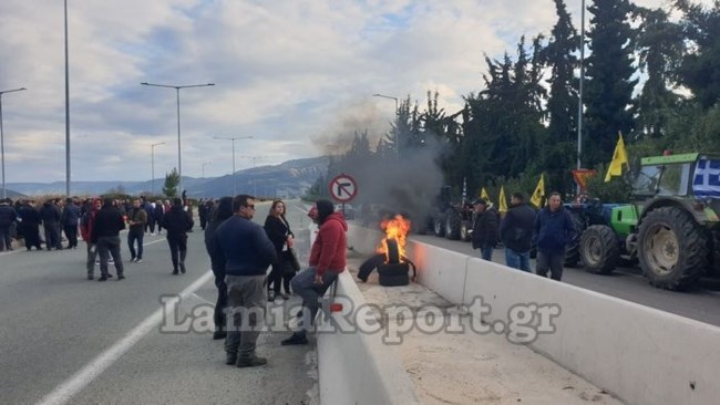 Έκλεισαν ξανά την Αθηνών - Λαμίας οι αγρότες - Έβαλαν φωτιά σε λάστιχα [εικόνες-βίντεο]