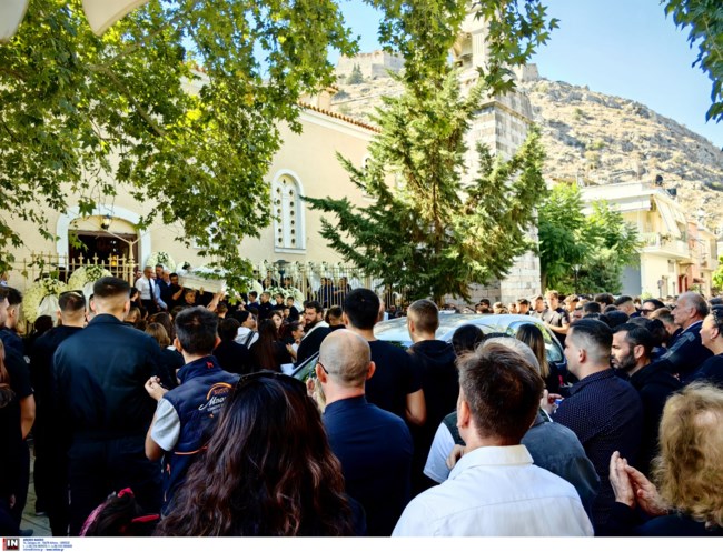 Πένθος στο Ναύπλιο: Συντετριμμένοι οι γονείς στην κηδεία του 14χρονου - Εκατοντάδες μαθητές δίπλα από το λευκό φέρετρο