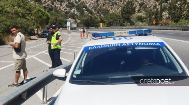 Ιερέας δίνει νερό σε εξαντλημένο όρνιο στην μέση του δρόμου - Σταμάτησε η κυκλοφορία [εικόνες]